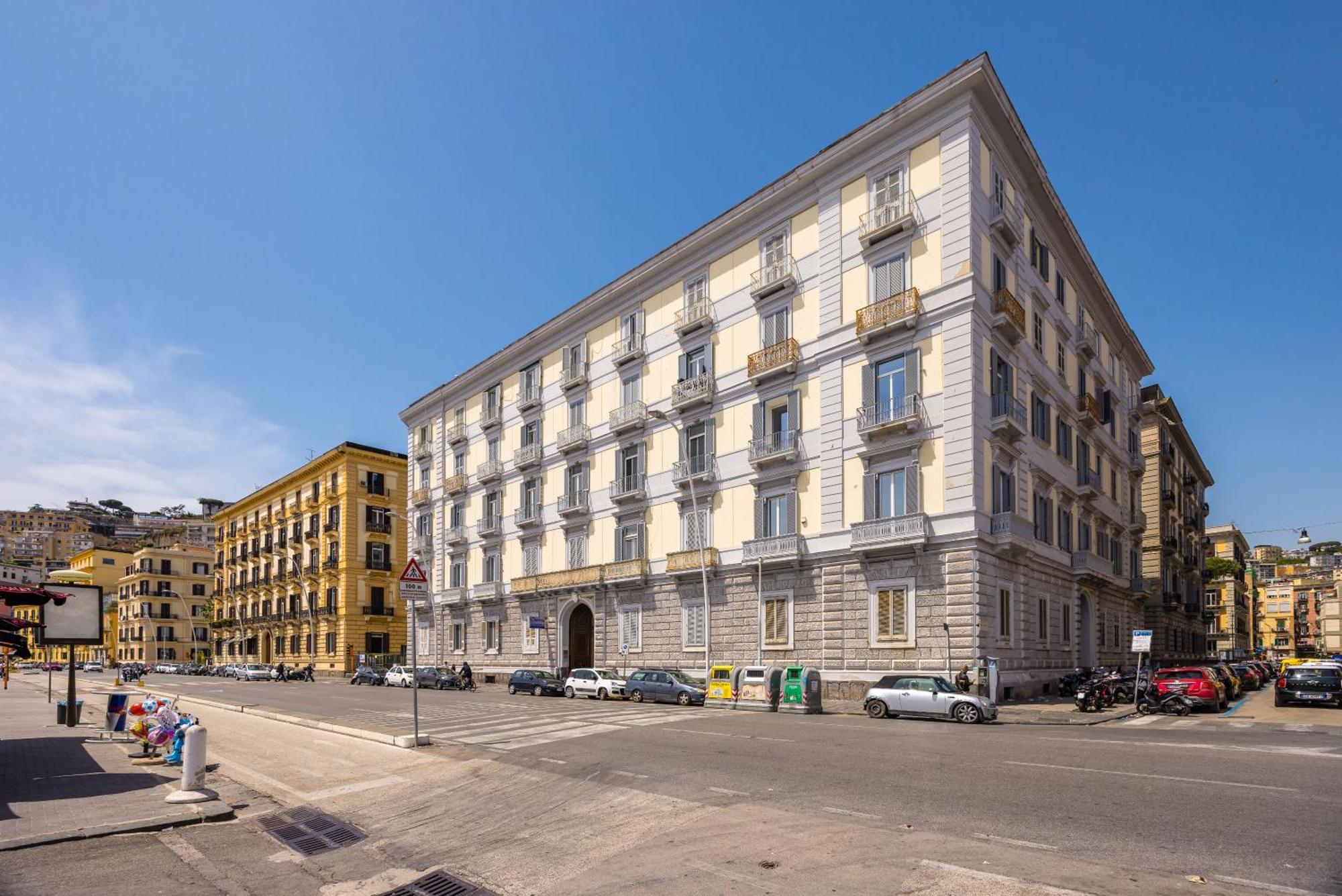 Centrally Located By The Sea Prestigious *