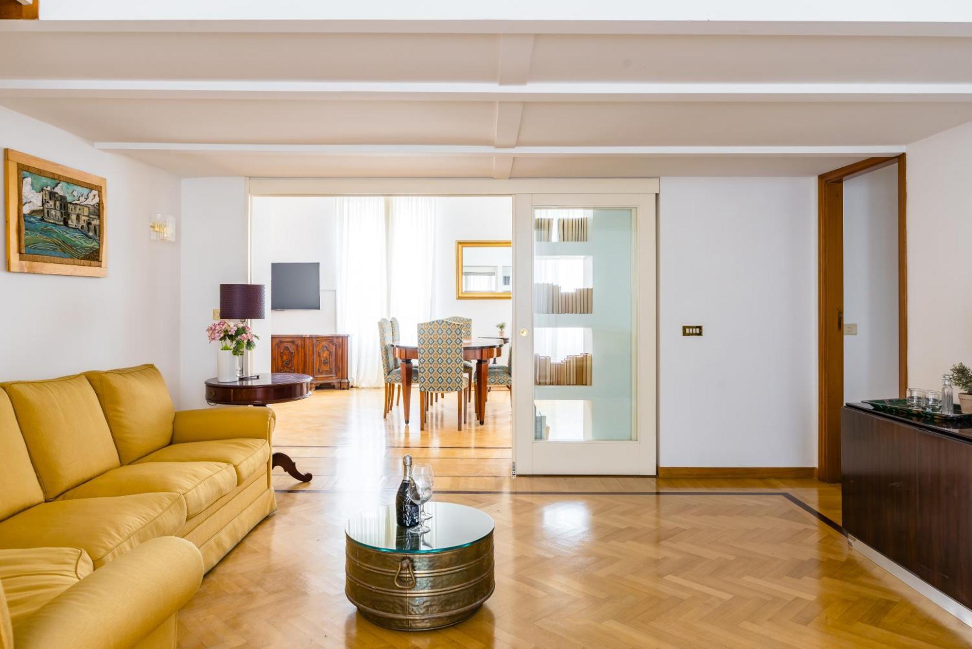 Centrally Located By The Sea Prestigious Appartement Napels