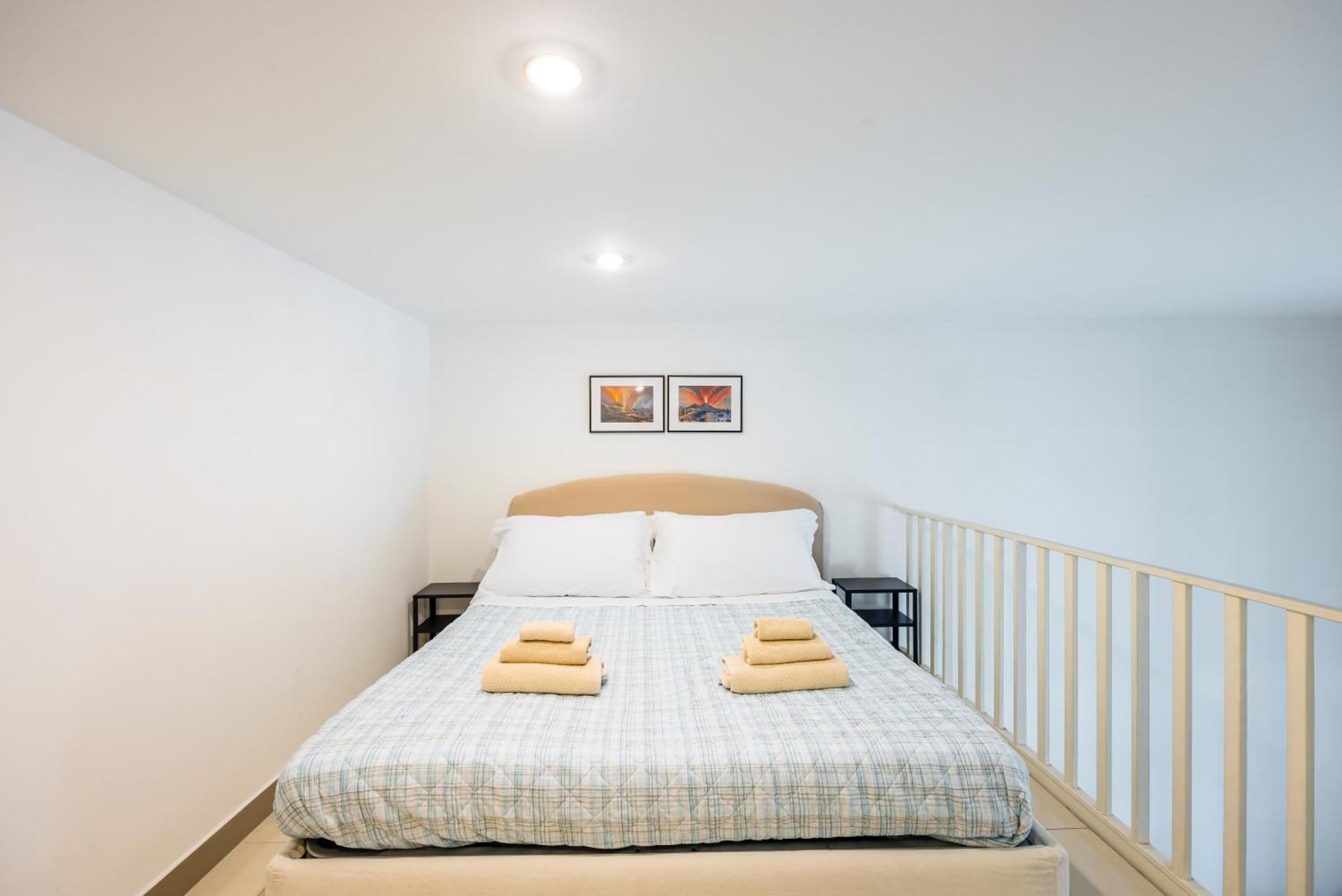 Centrally Located By The Sea Prestigious Appartement Napels